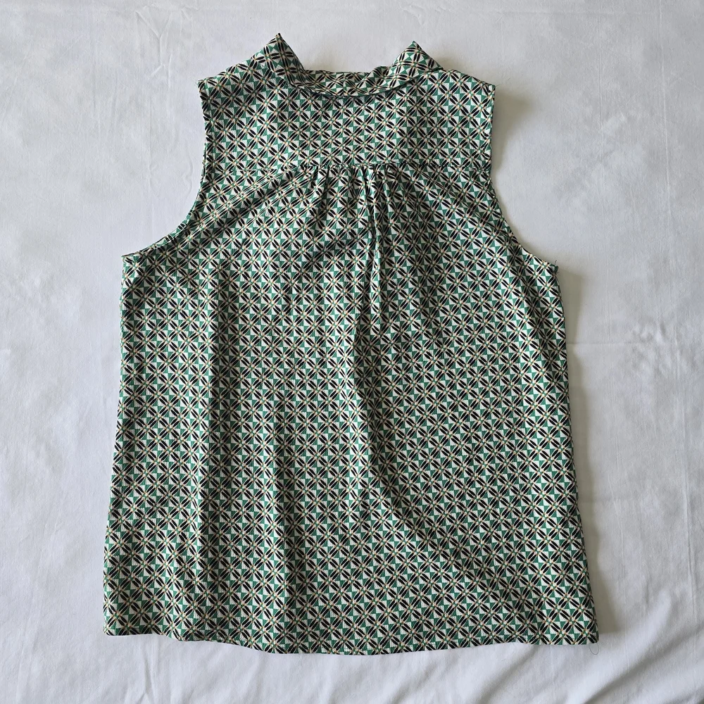 Chic Sleeveless Geometric Blouse - Picture 4 of 6